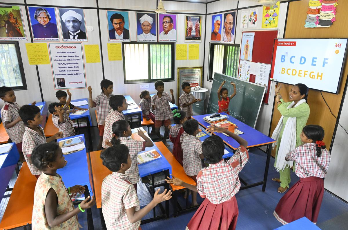 मुलुगु जिले के कन्नाइगुडेम मंडल में बंगारुपल्ली हेमलेट में कंटेनर कक्षा में अपने छात्रों का ध्यान आकर्षित करने वाले एक शिक्षक।